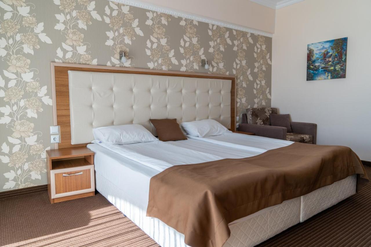 אוגניאנובו Hotel Paradise מראה חיצוני תמונה