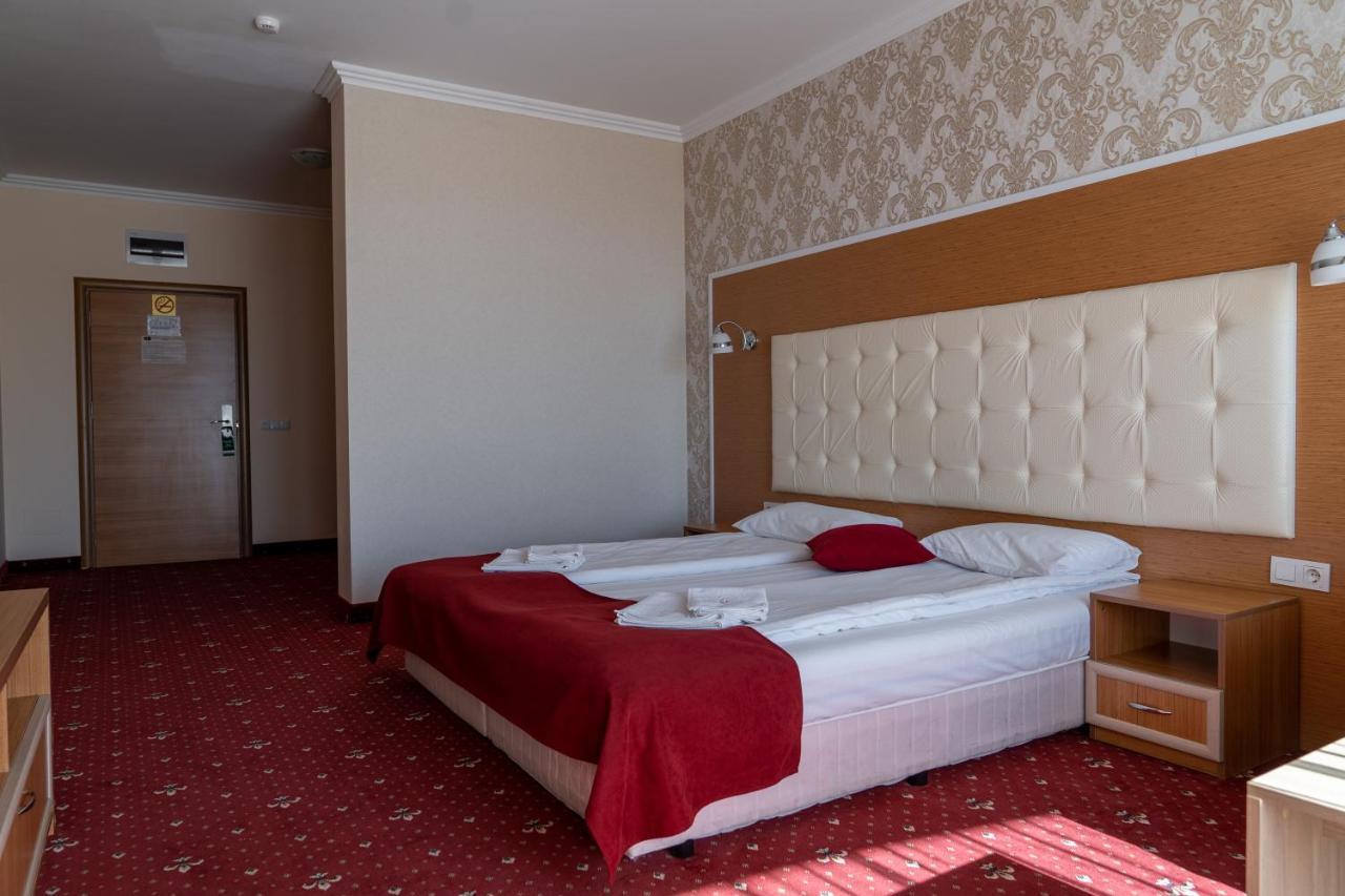אוגניאנובו Hotel Paradise מראה חיצוני תמונה