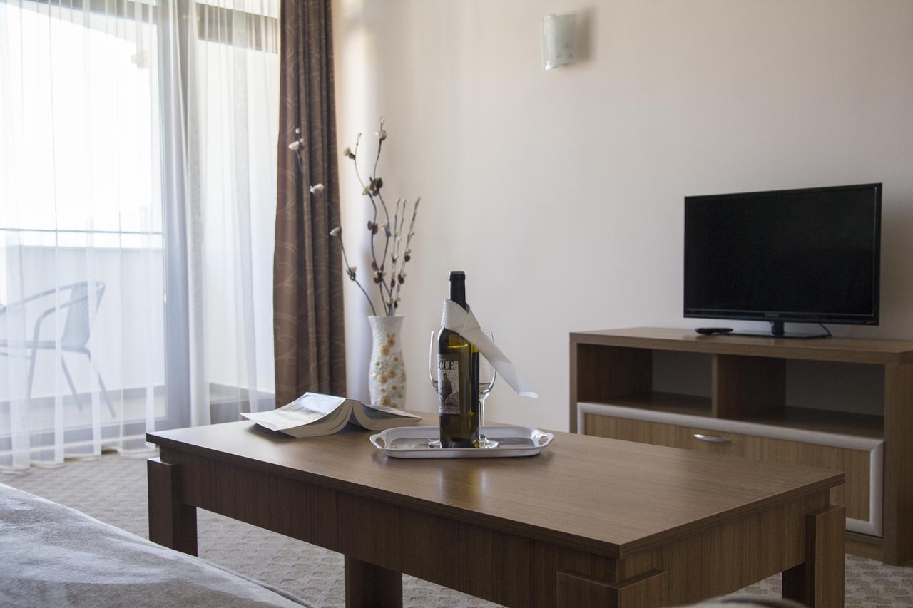 אוגניאנובו Hotel Paradise מראה חיצוני תמונה